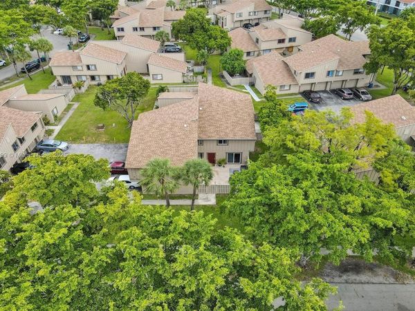 5613 NW 21st St, Unit 8-B, Lauderhill, FL 33313