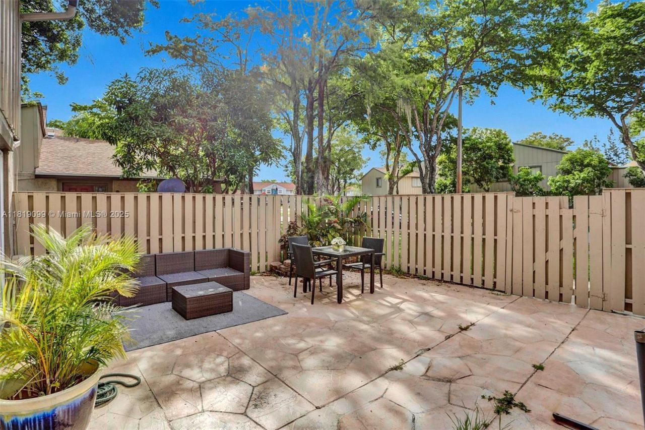 5613 NW 21st St, Unit 8-B, Lauderhill, FL 33313 Photo