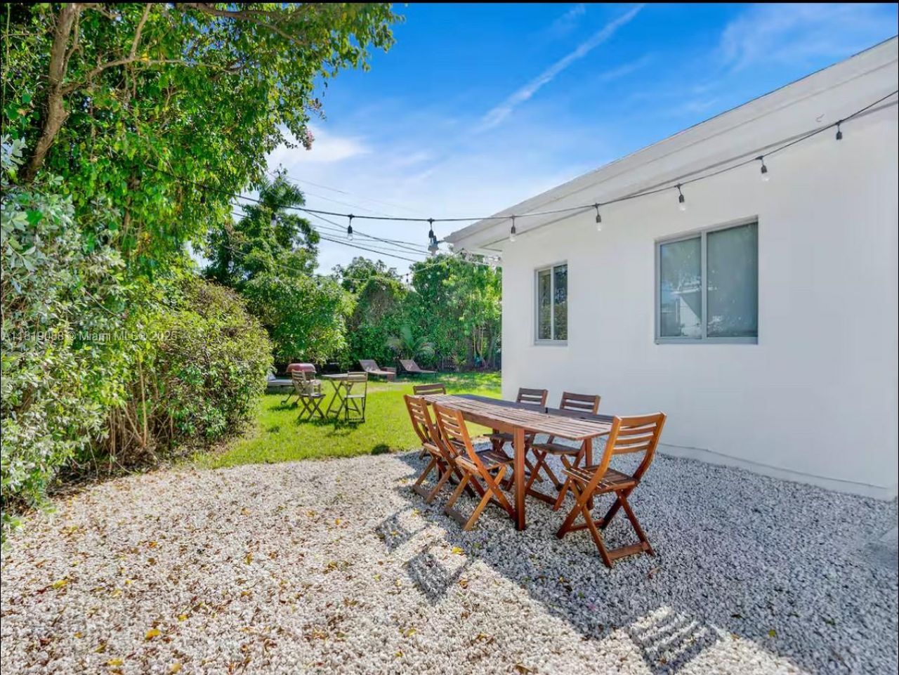 7537 W Treasure Dr, North Bay Village, FL 33141 Photo