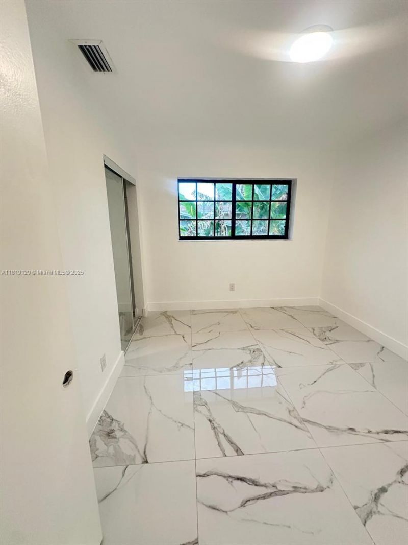 1325 NE 203rd St, Miami, FL 33179 Photo