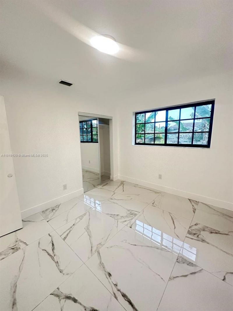 1325 NE 203rd St, Miami, FL 33179 Photo