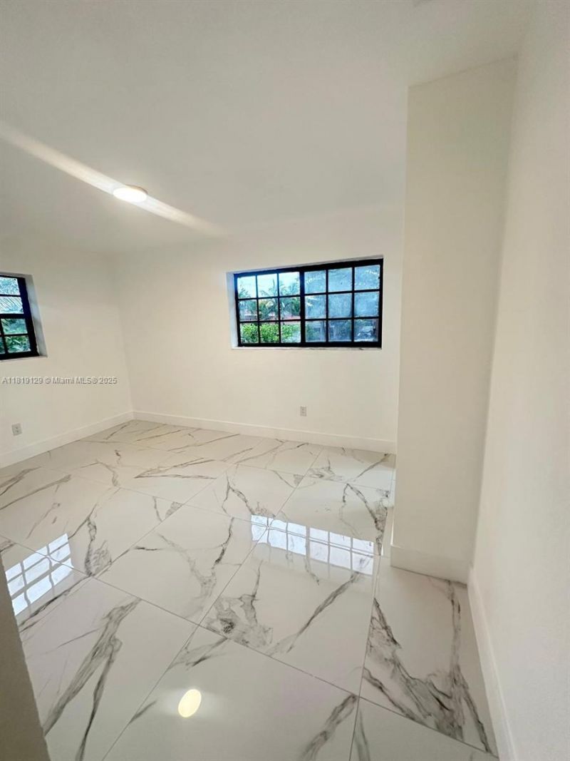 1325 NE 203rd St, Miami, FL 33179 Photo