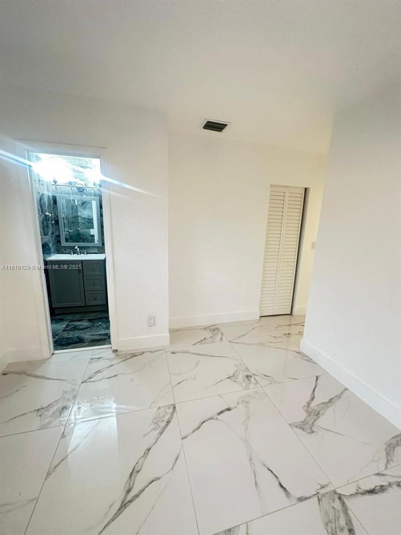 1325 NE 203rd St, Miami, FL 33179 Photo