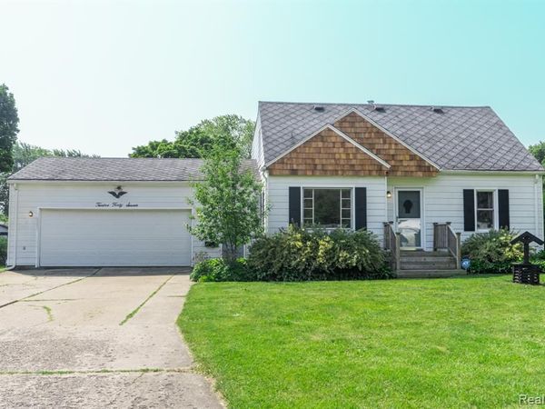 1247 Catalina Drive, Flint Twp, MI 48507