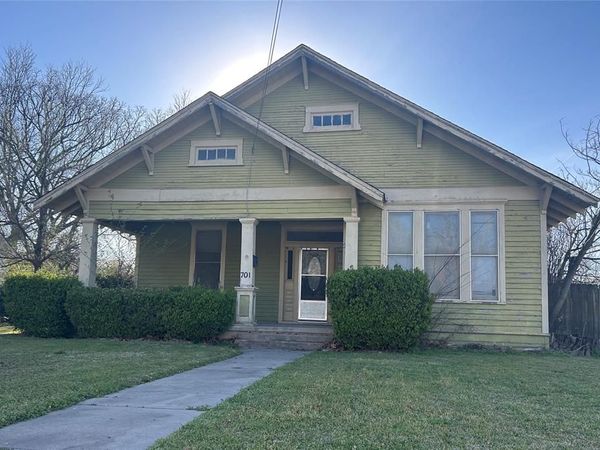 701 S Clements Street, Gainesville, TX 76240