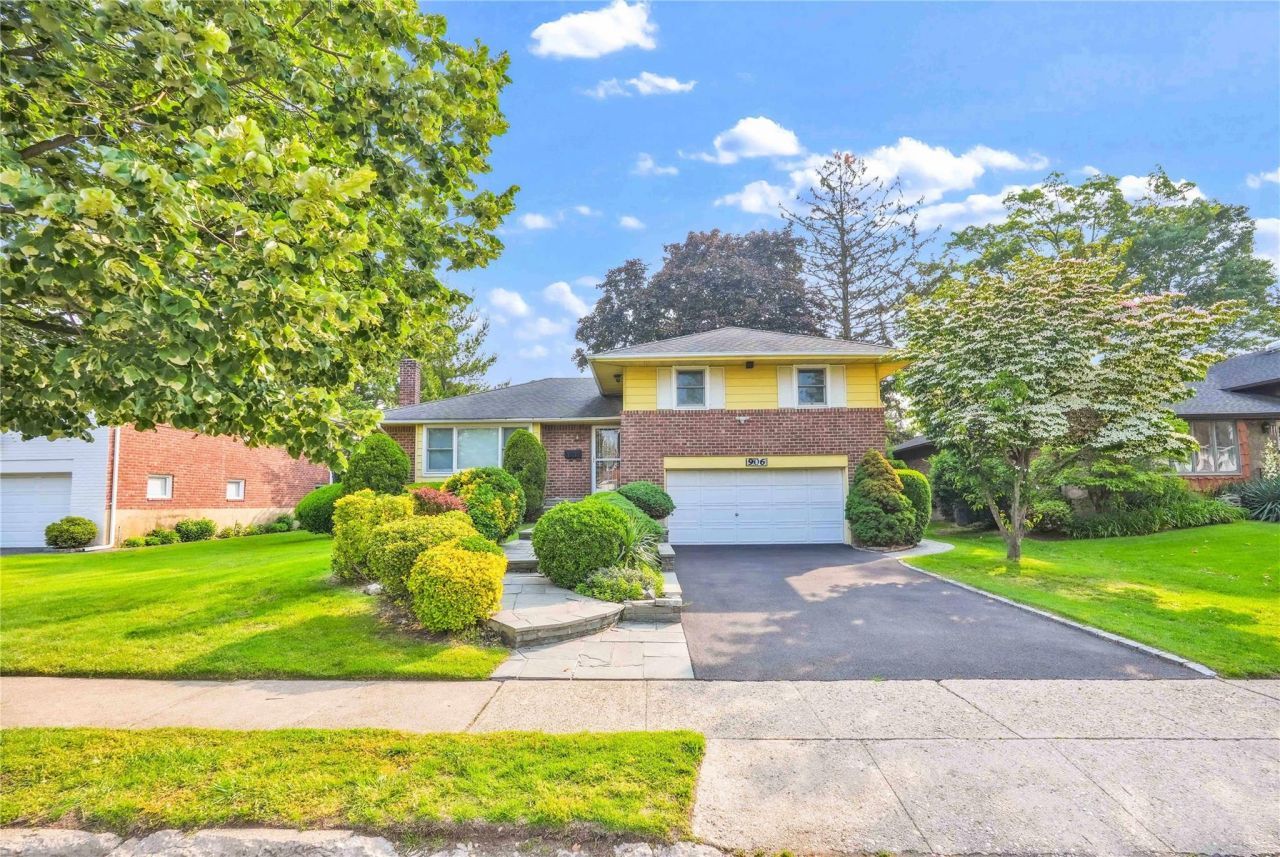 906 Bromton Drive, Westbury, NY 11590 Main Photo