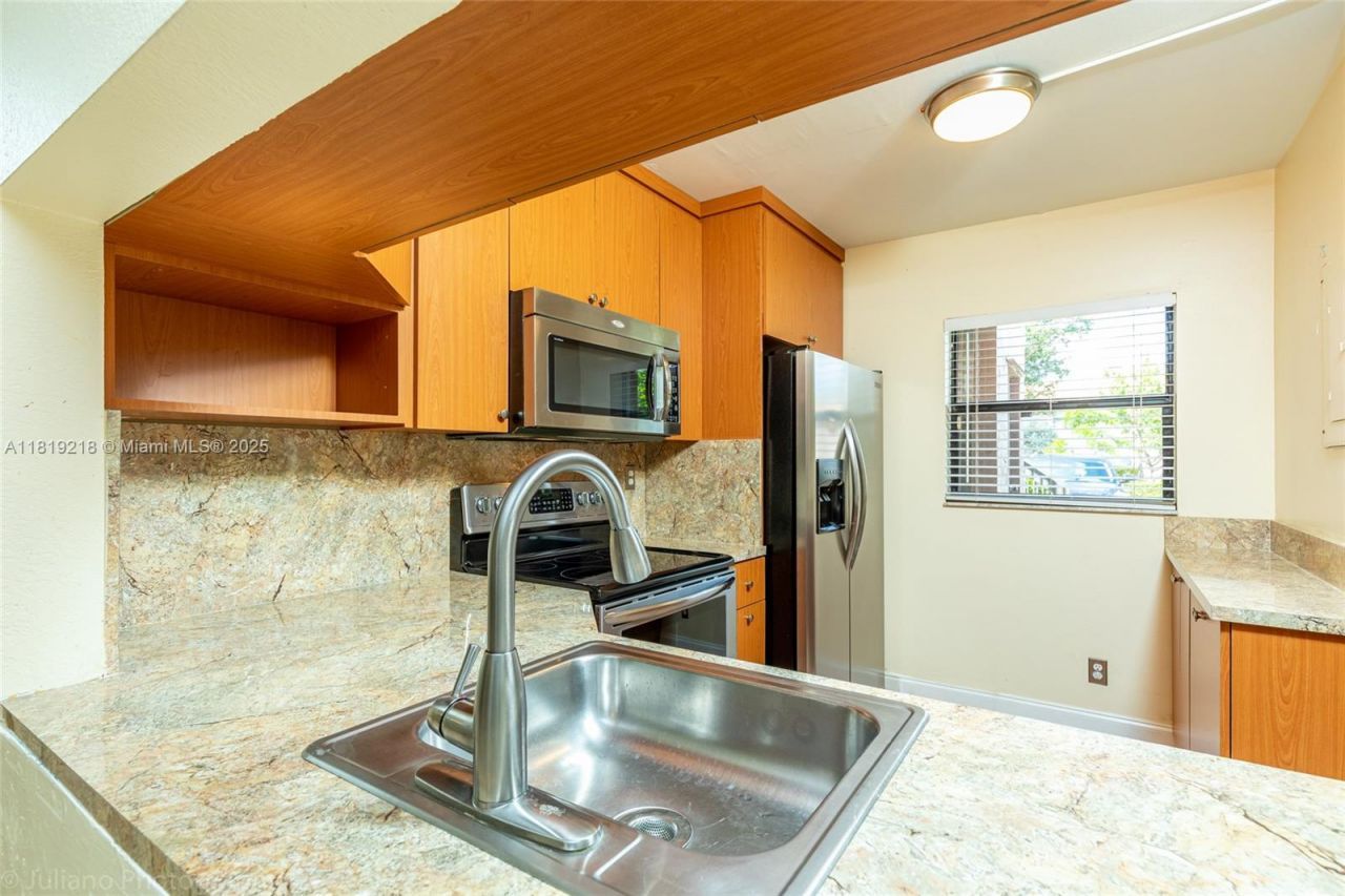 10624 NW 10th St, Unit 103, Pembroke Pines, FL 33026 Photo