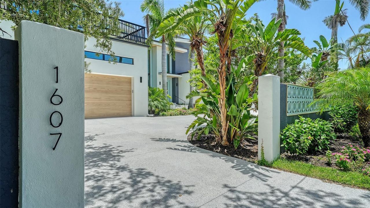 1607 Flower Drive, Sarasota, FL 34239 Photo