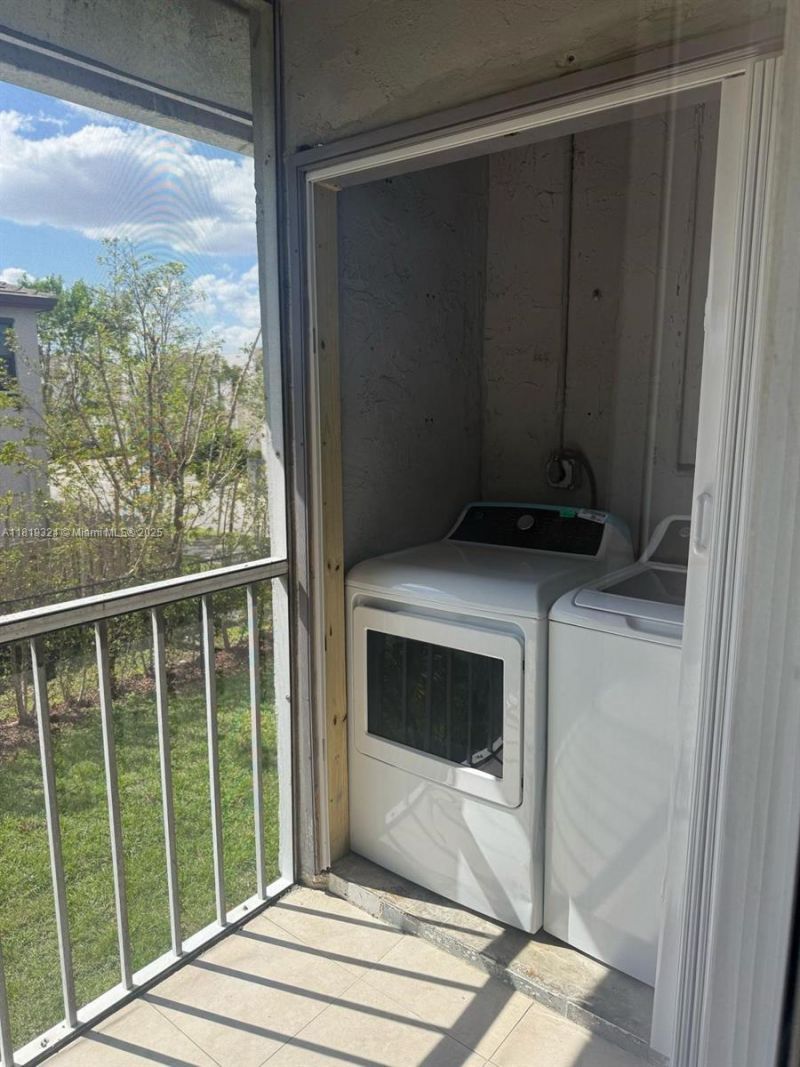 438 NE 210th Cir Ter, Unit 202-4B, Miami, FL 33179 Photo