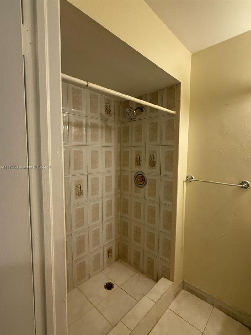 438 NE 210th Cir Ter, Unit 202-4B, Miami, FL 33179 Photo