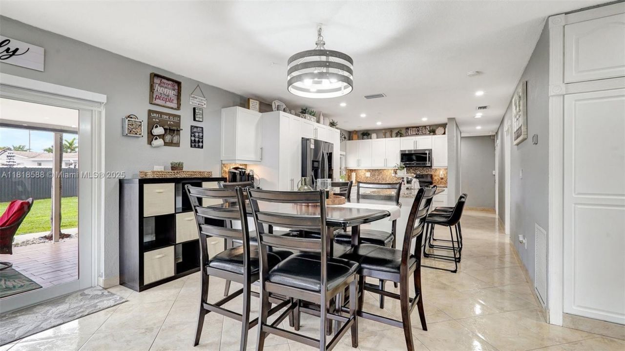 8540 NW 182nd St, Hialeah, FL 33015 Photo