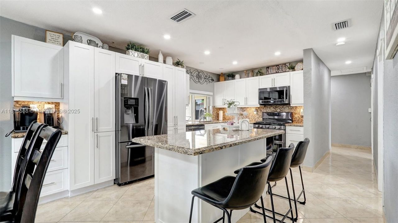 8540 NW 182nd St, Hialeah, FL 33015 Photo