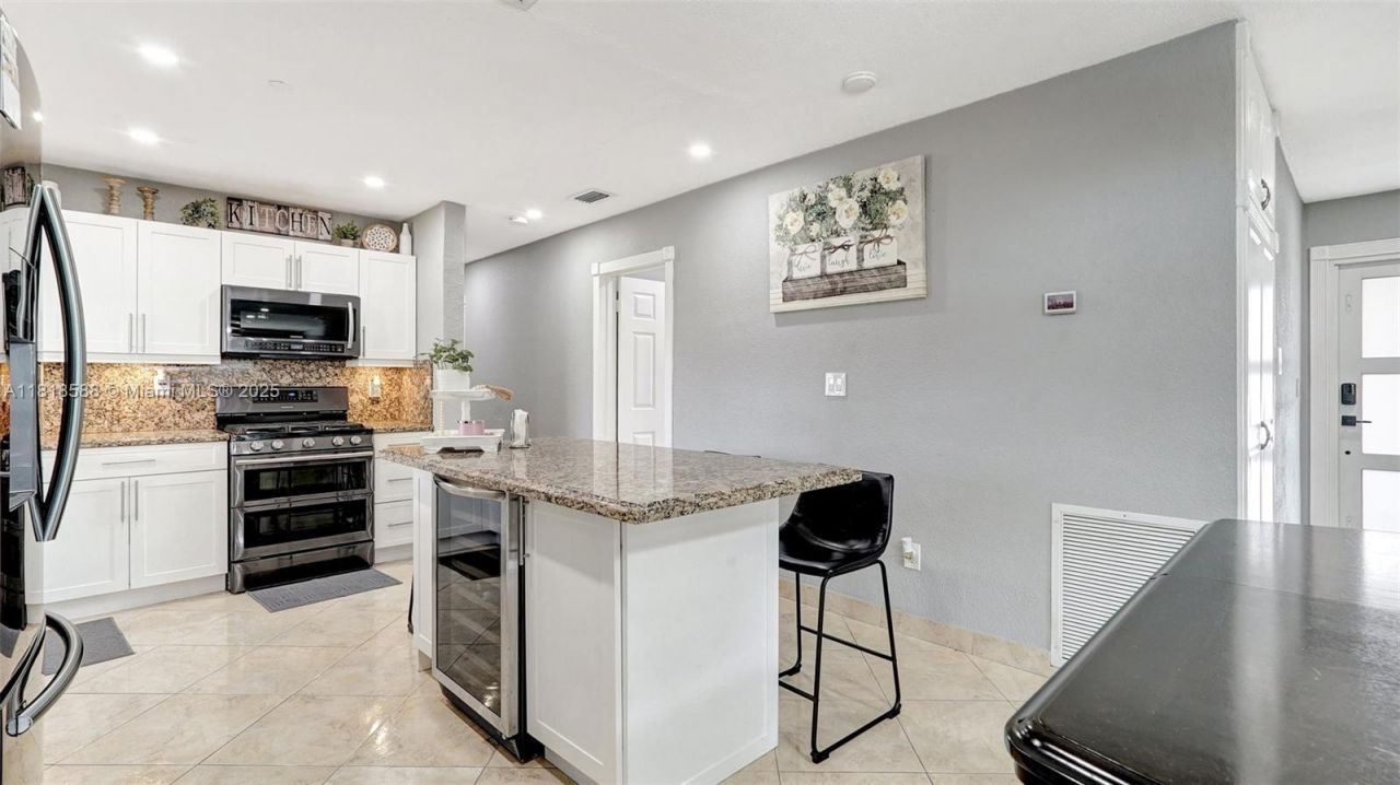 8540 NW 182nd St, Hialeah, FL 33015 Photo