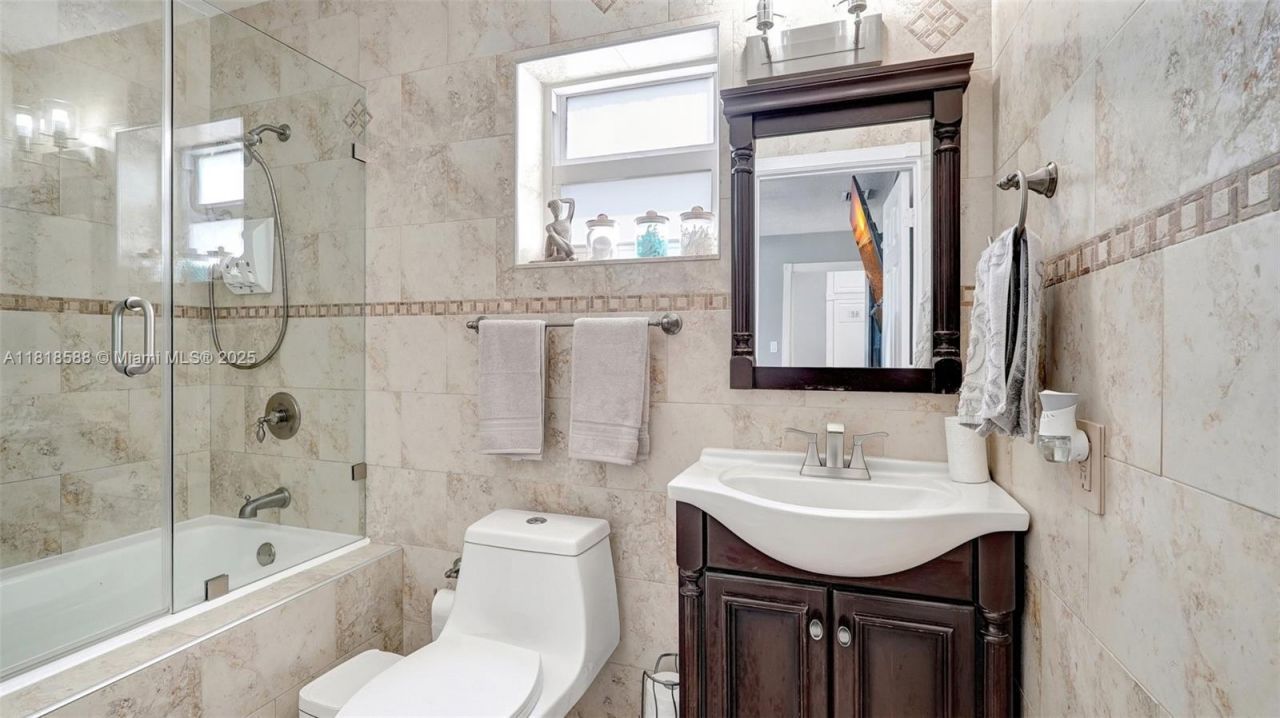 8540 NW 182nd St, Hialeah, FL 33015 Photo