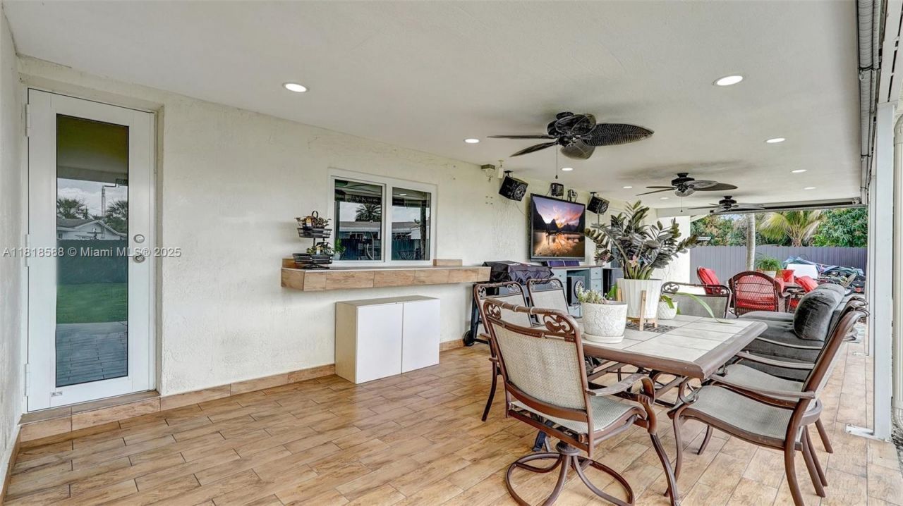 8540 NW 182nd St, Hialeah, FL 33015 Photo