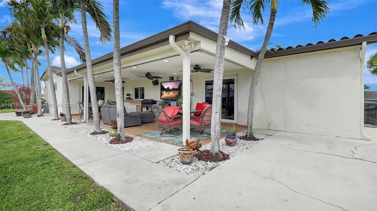 8540 NW 182nd St, Hialeah, FL 33015 Photo