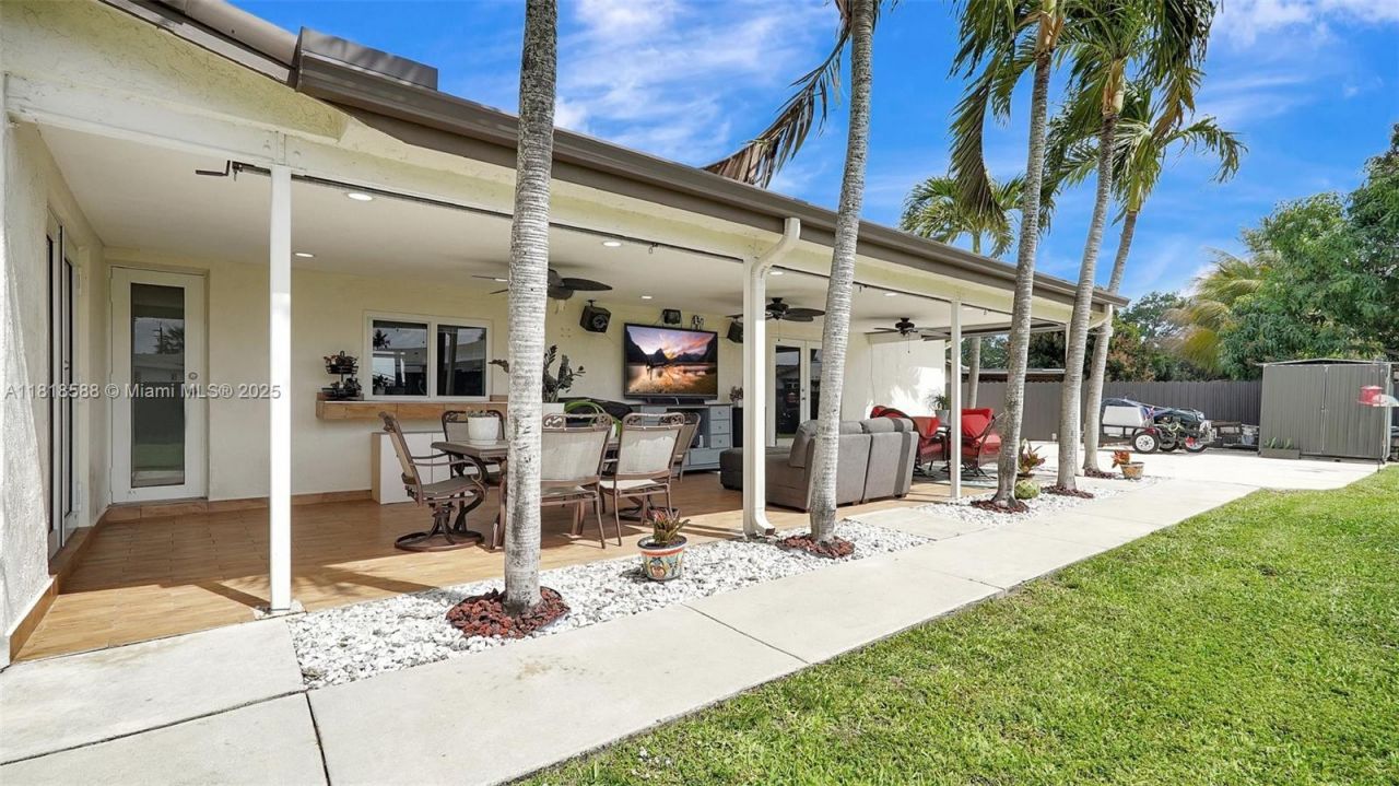 8540 NW 182nd St, Hialeah, FL 33015 Photo