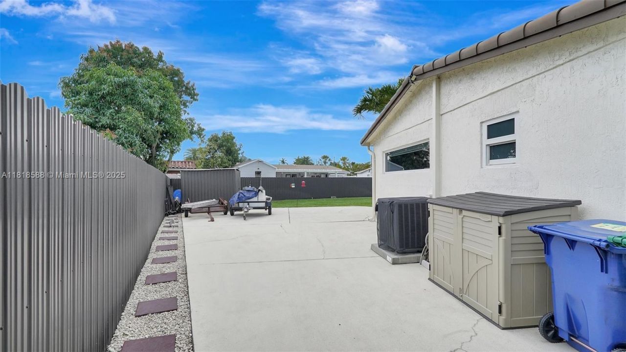 8540 NW 182nd St, Hialeah, FL 33015 Photo