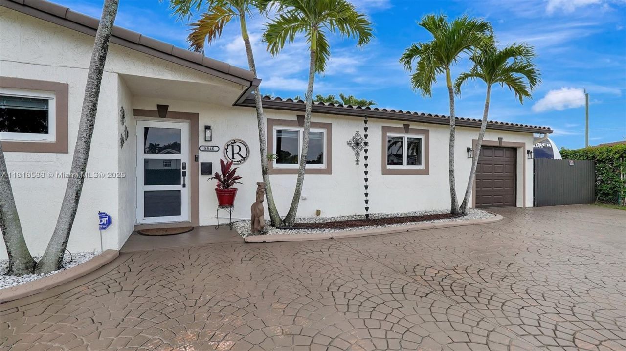 8540 NW 182nd St, Hialeah, FL 33015 Photo