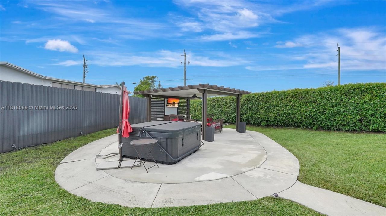 8540 NW 182nd St, Hialeah, FL 33015 Photo