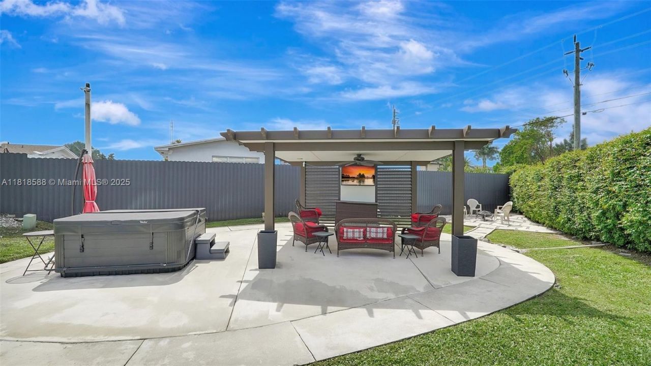 8540 NW 182nd St, Hialeah, FL 33015 Photo