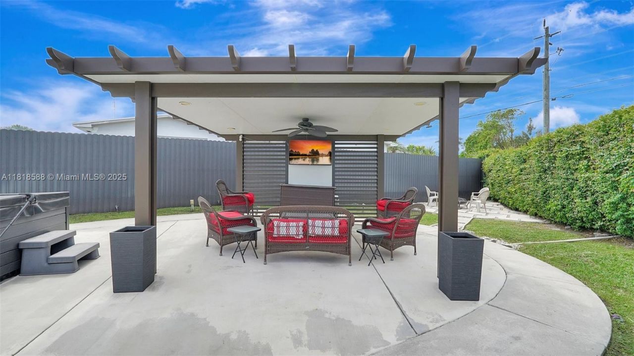 8540 NW 182nd St, Hialeah, FL 33015 Photo