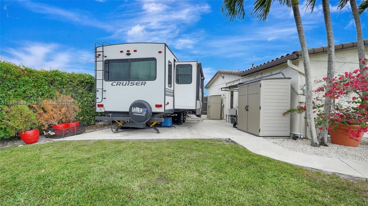 8540 NW 182nd St, Hialeah, FL 33015 Photo