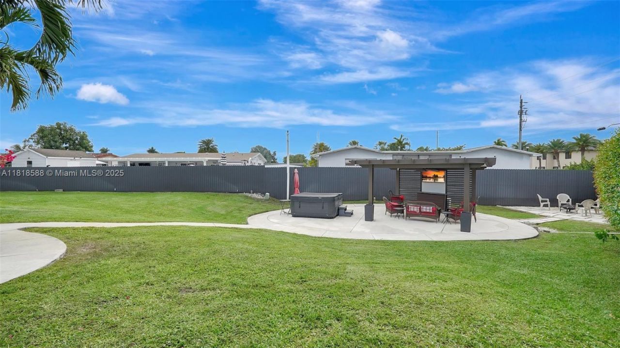 8540 NW 182nd St, Hialeah, FL 33015 Photo