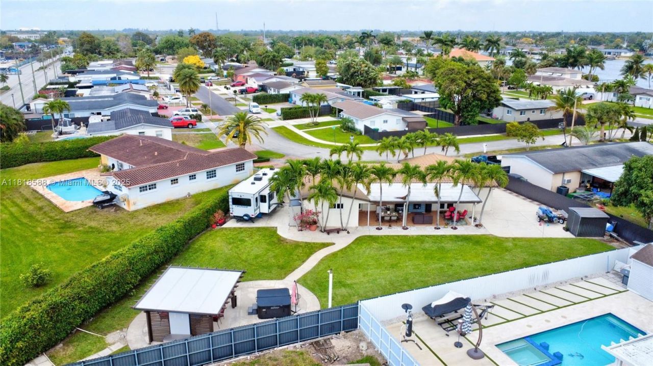 8540 NW 182nd St, Hialeah, FL 33015 Photo