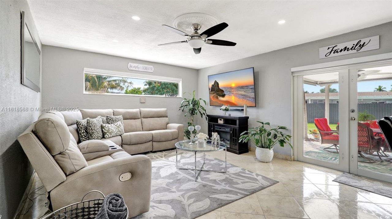 8540 NW 182nd St, Hialeah, FL 33015 Photo