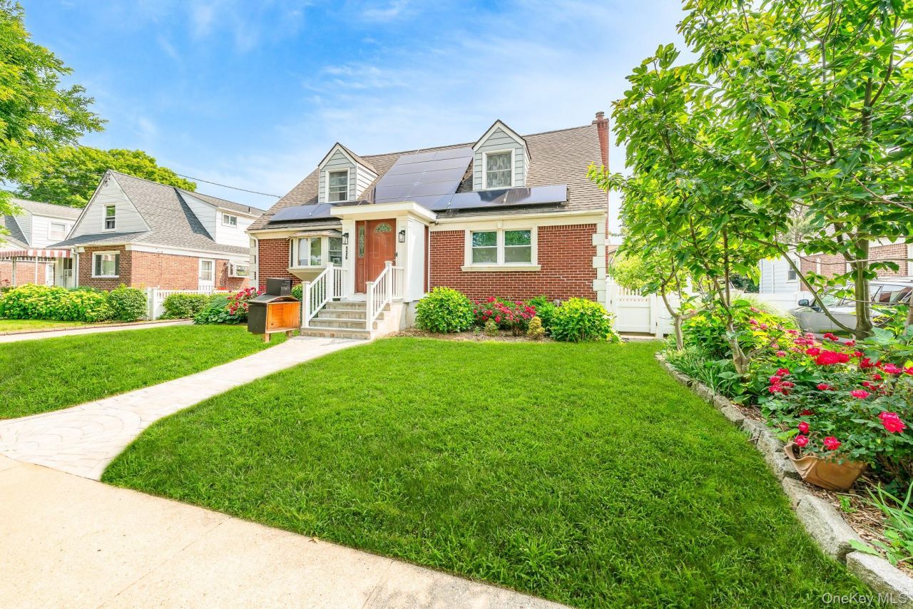 136 Wardwell Road, Mineola, NY 11501 Main Photo