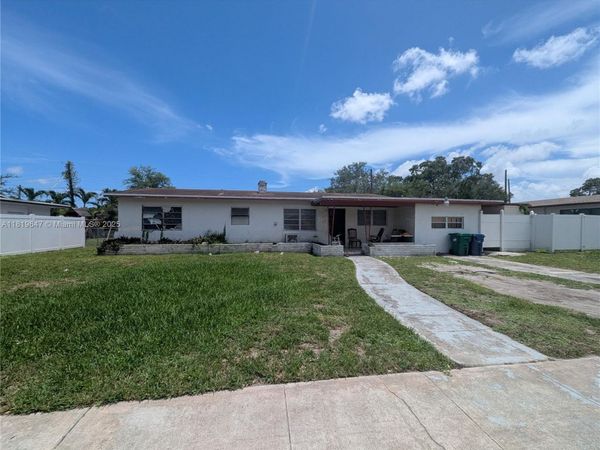950 NE 172nd St, Miami, FL 33162
