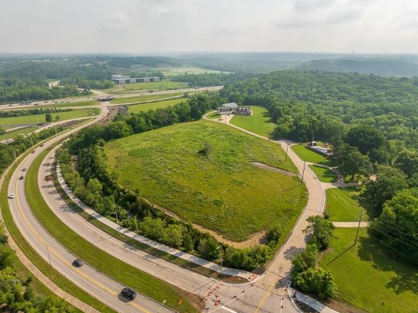 10401 View High Drive, Kansas City, MO 64134