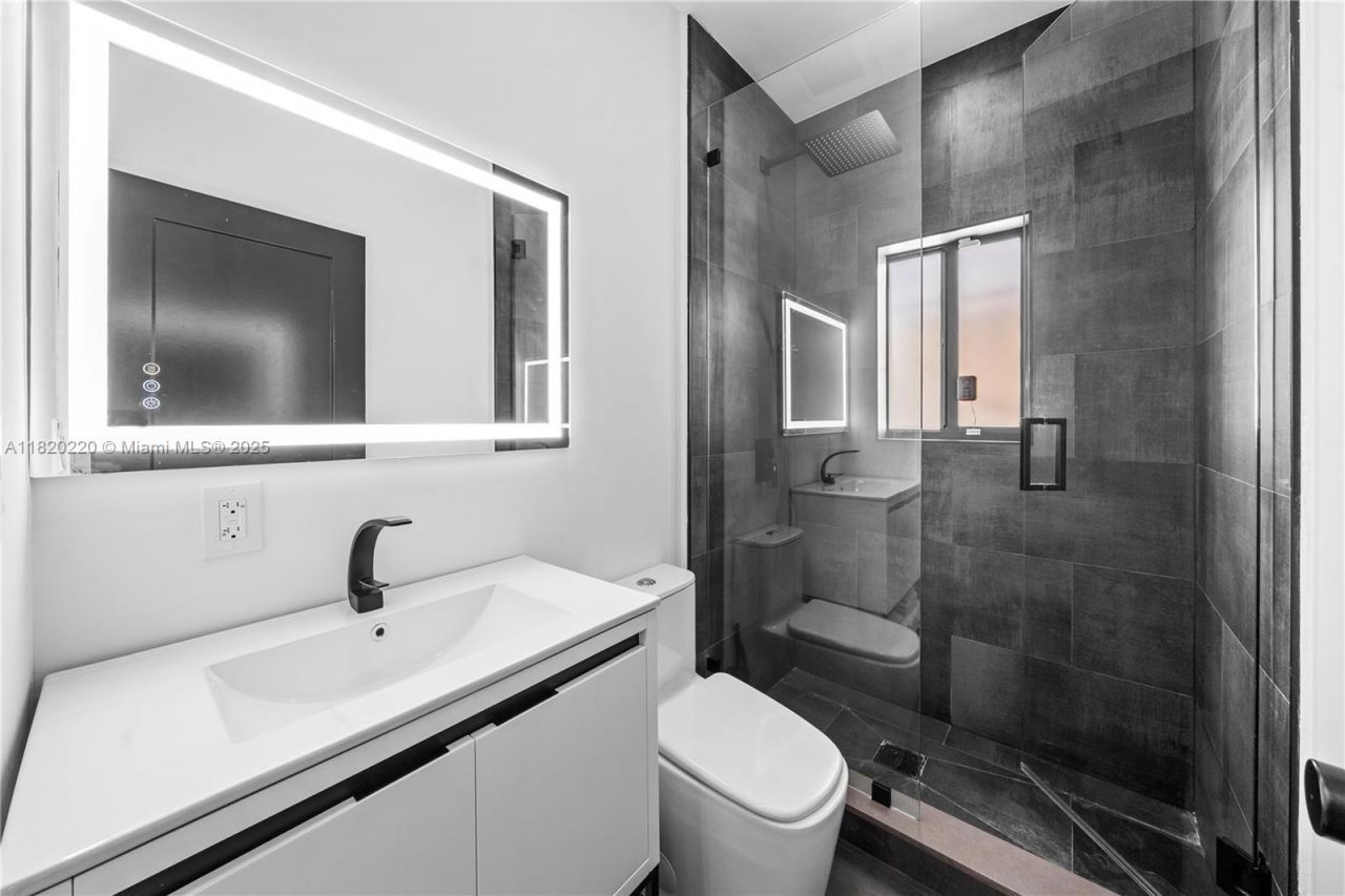 550 NW 42nd St, Miami, FL 33127 Photo