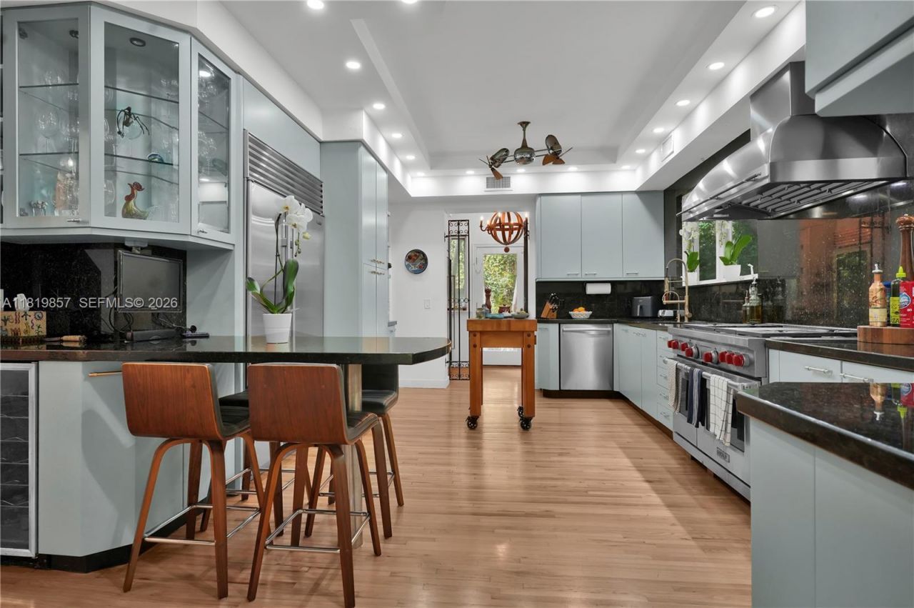 2050 Alton Rd, Miami Beach, FL 33140 Photo