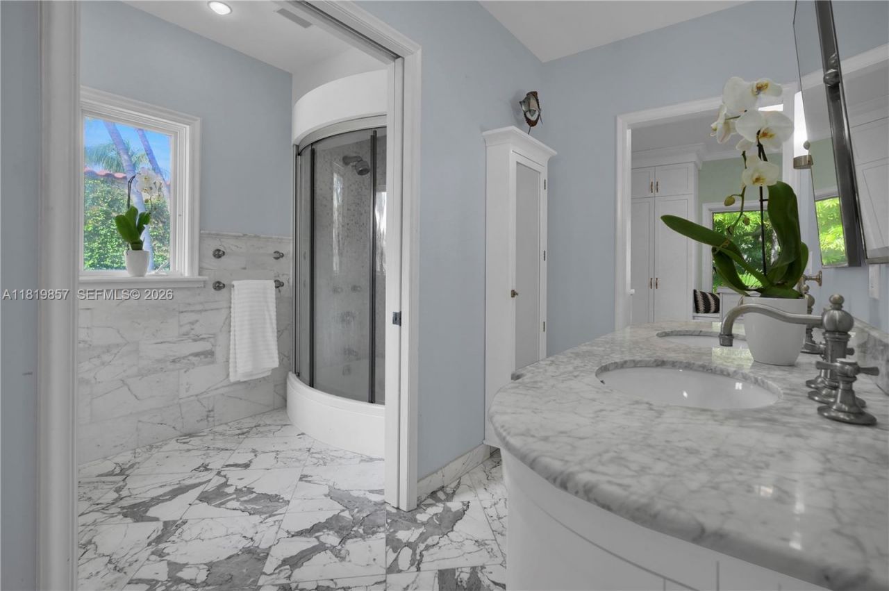 2050 Alton Rd, Miami Beach, FL 33140 Photo