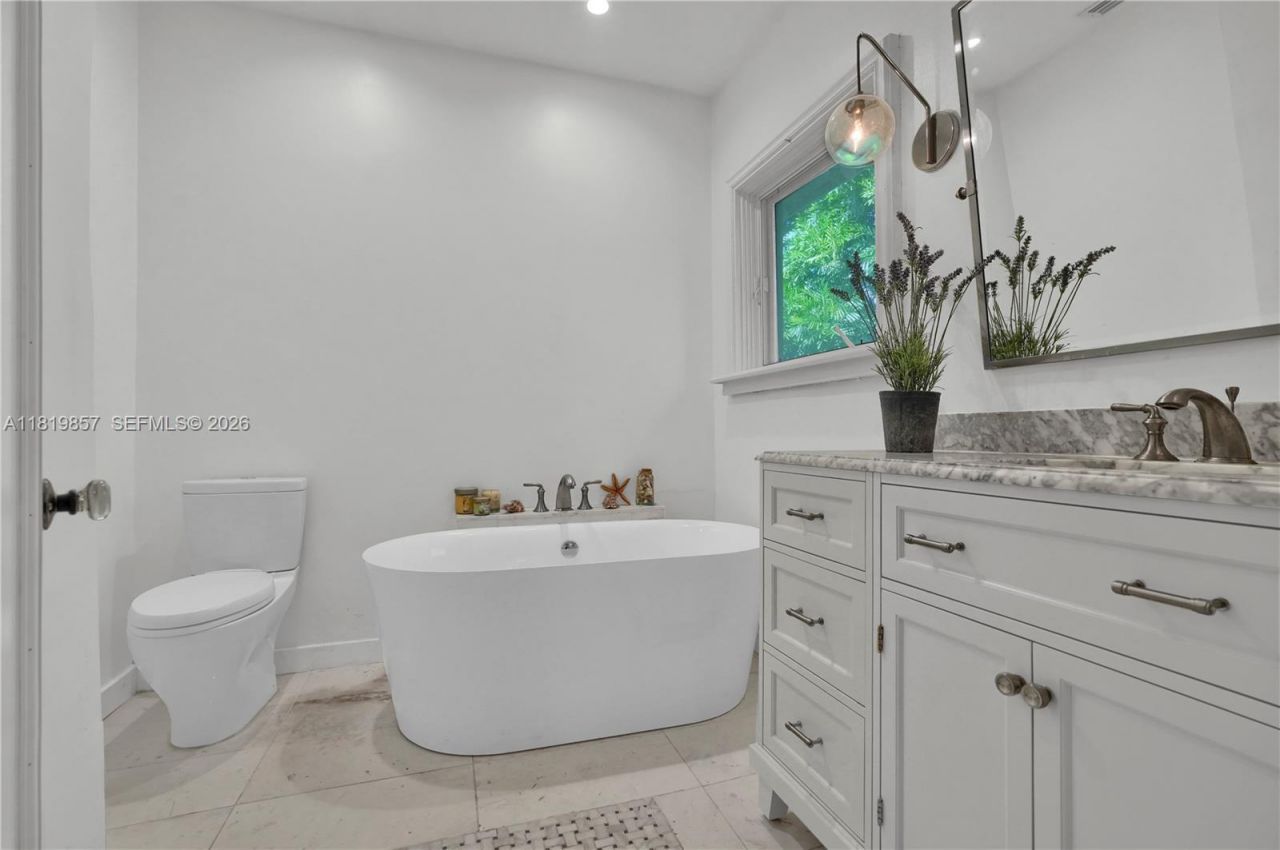 2050 Alton Rd, Miami Beach, FL 33140 Photo