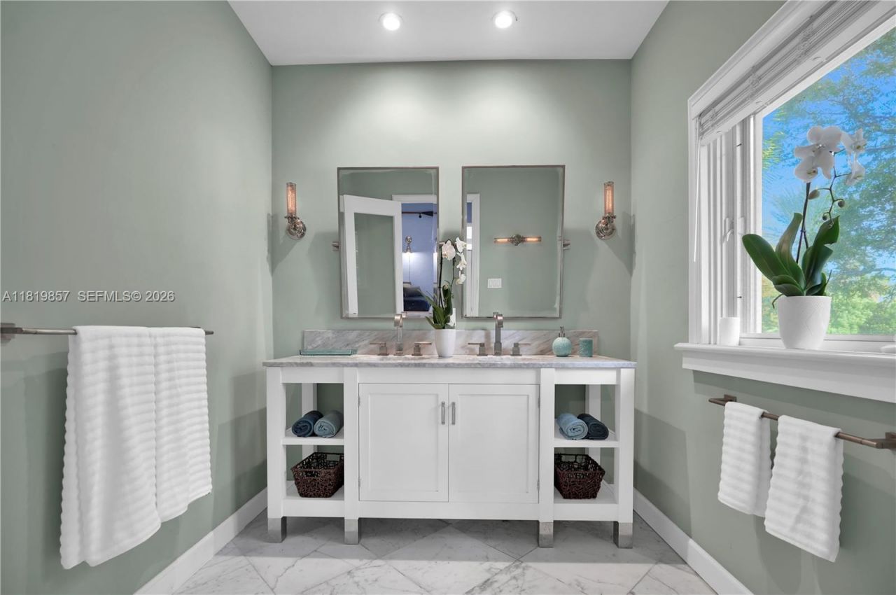 2050 Alton Rd, Miami Beach, FL 33140 Photo