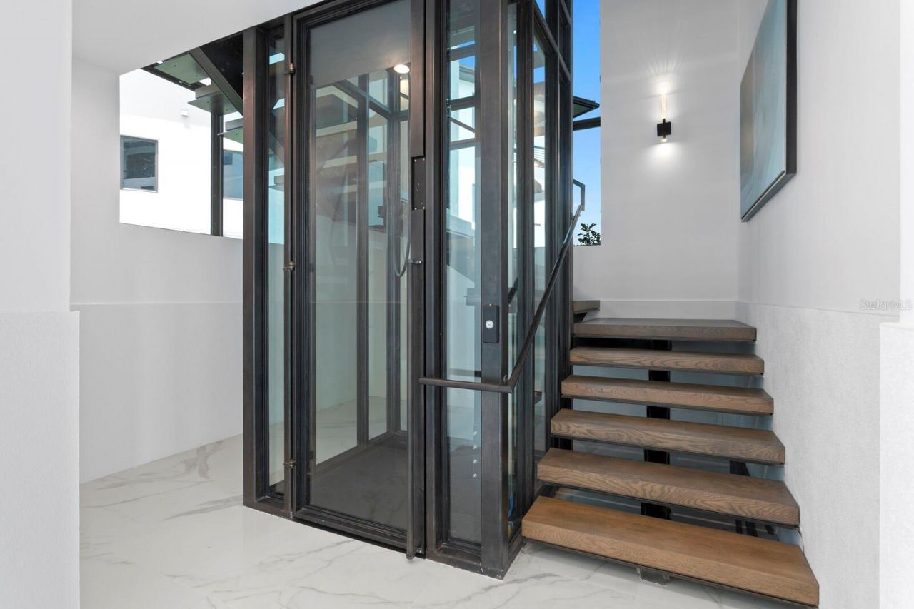 2087 Michigan Avenue Ne, Saint Petersburg, FL 33703 Photo