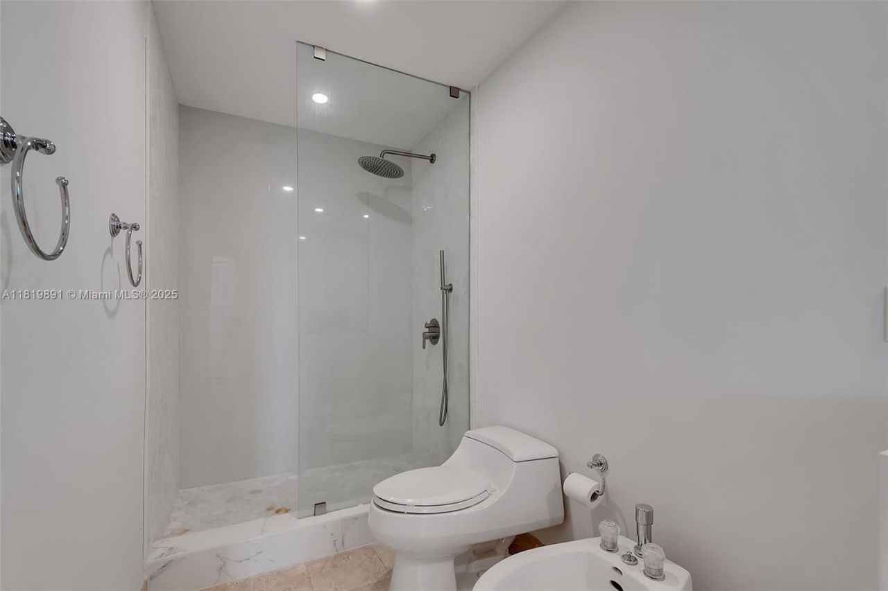 848 Brickell Key Dr, Unit 1803, Miami, FL 33131 Photo