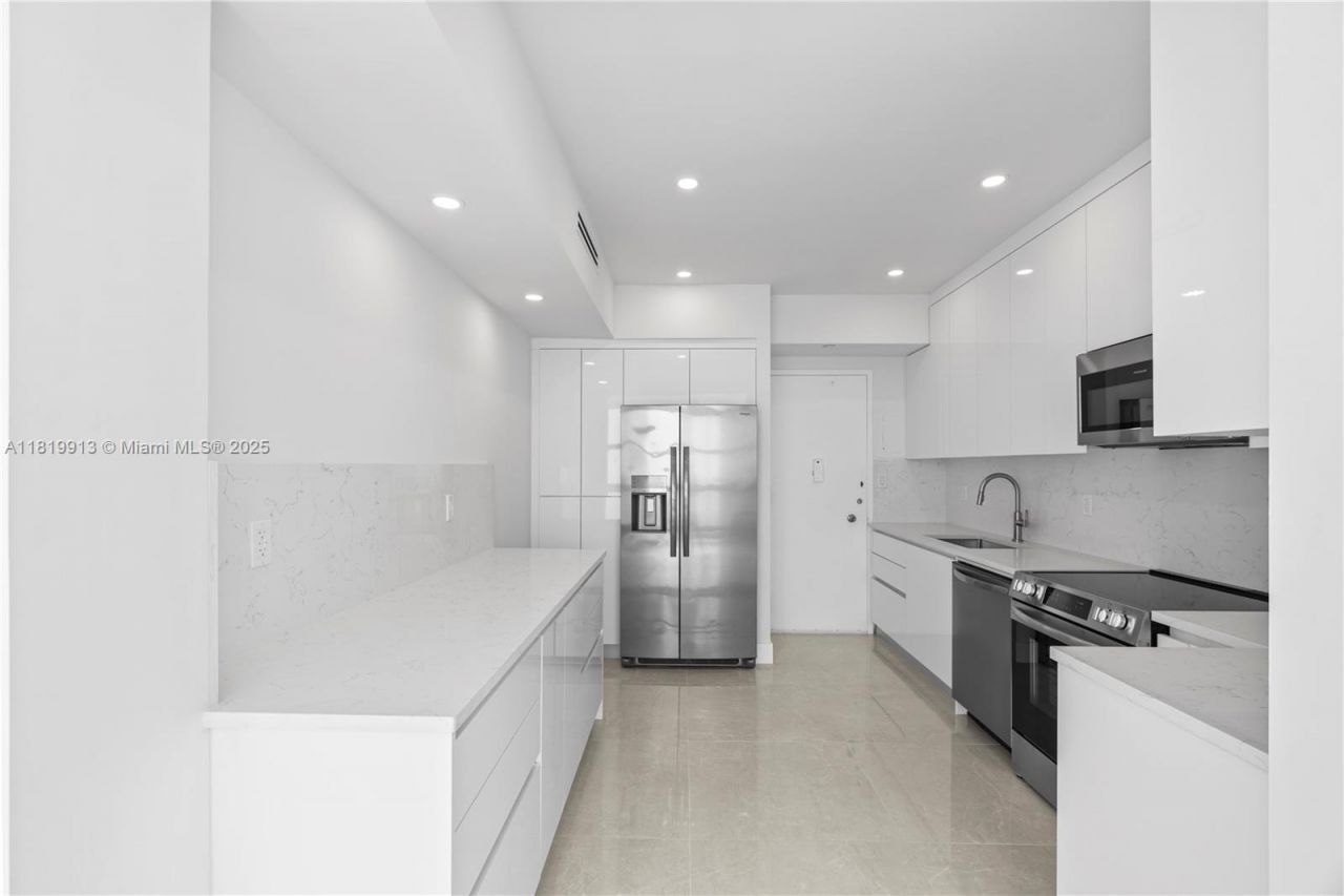 5055 Collins Ave, Unit 14H, Miami Beach, FL 33140 Photo