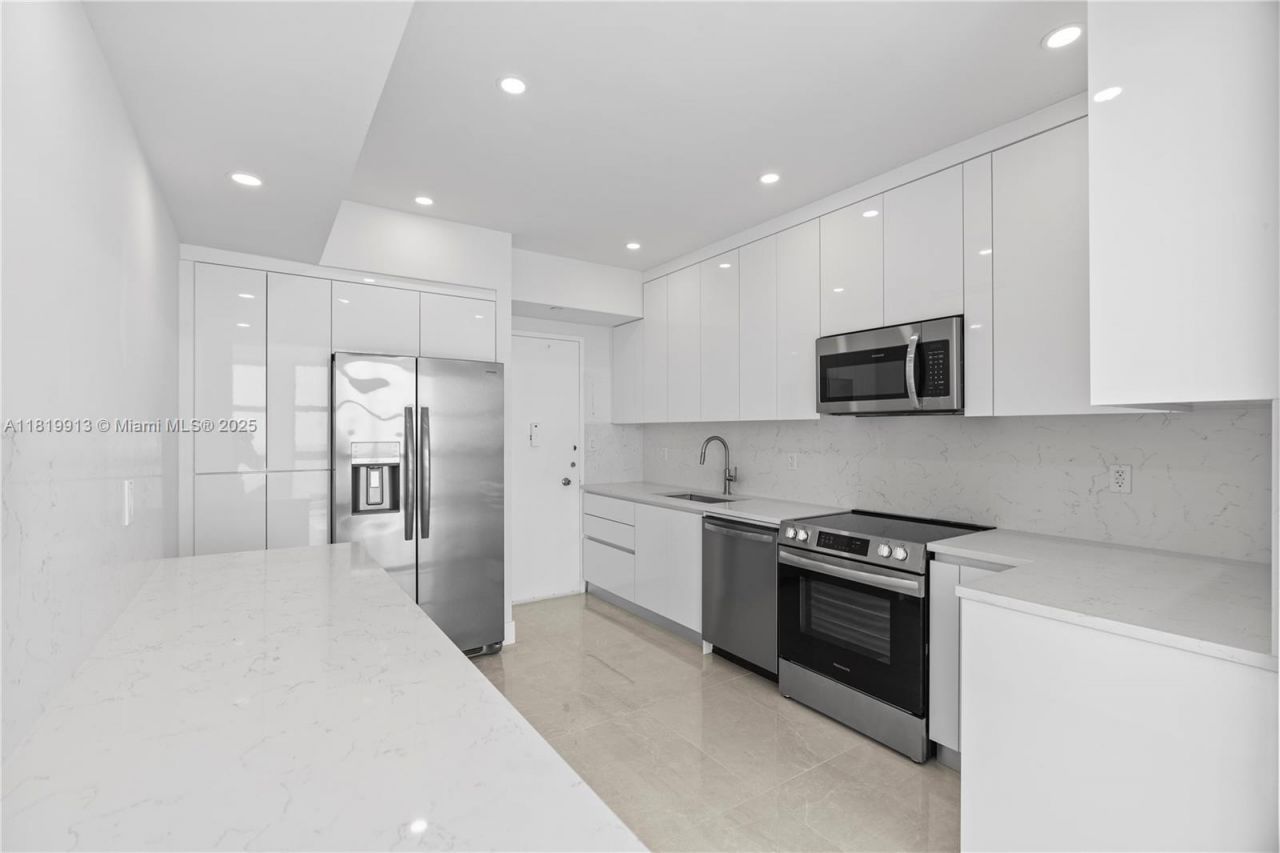 5055 Collins Ave, Unit 14H, Miami Beach, FL 33140 Photo