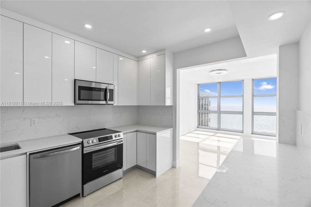 5055 Collins Ave, Unit 14H, Miami Beach, FL 33140 Photo