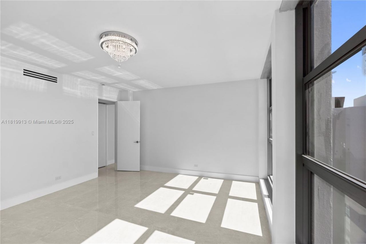 5055 Collins Ave, Unit 14H, Miami Beach, FL 33140 Photo