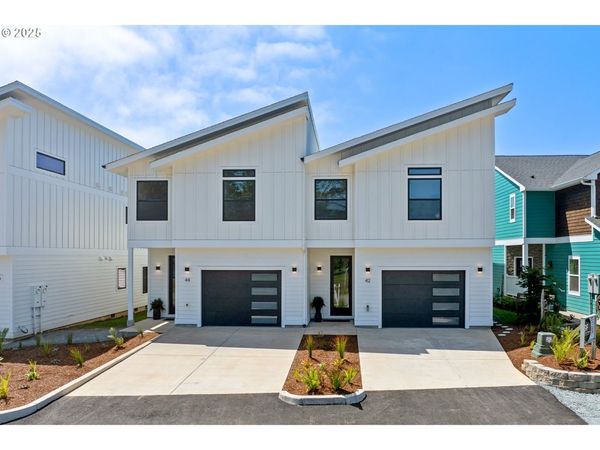 42 Washington ST, Rockaway Beach, OR 97136