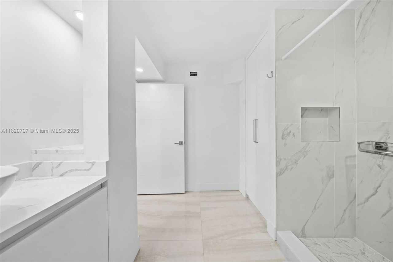 230 174th St, Unit 1119, Sunny Isles Beach, FL 33160 Photo