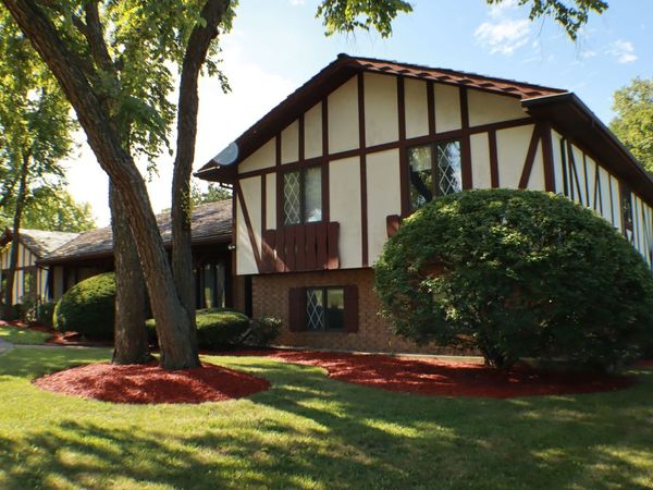 44 Kingston Drive, Oak Brook, IL 60523