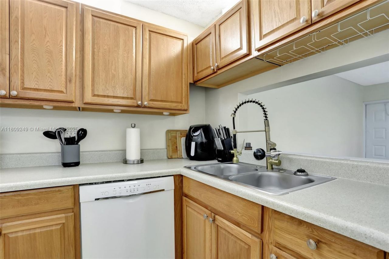 826 Twin Lakes Dr, Unit 18-D, Coral Springs, FL 33071 Photo