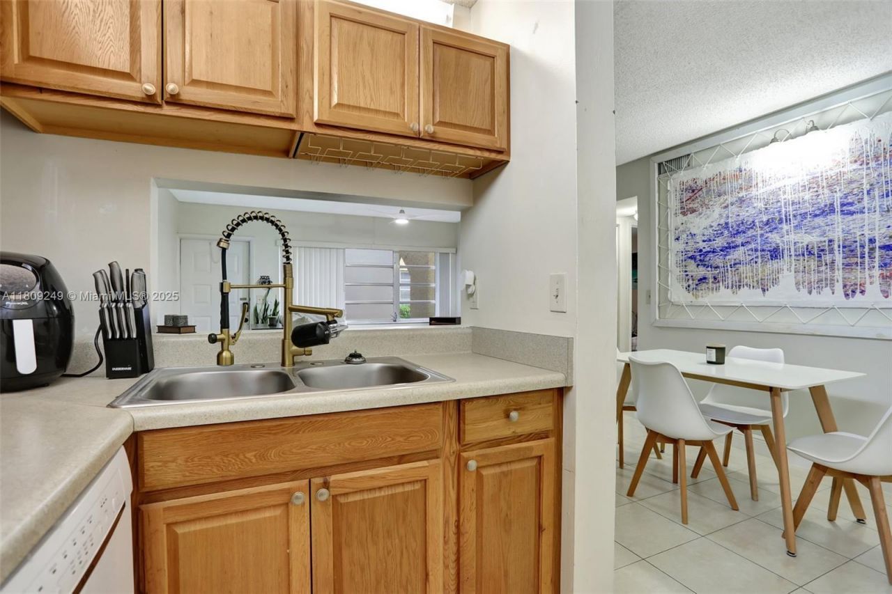 826 Twin Lakes Dr, Unit 18-D, Coral Springs, FL 33071 Photo