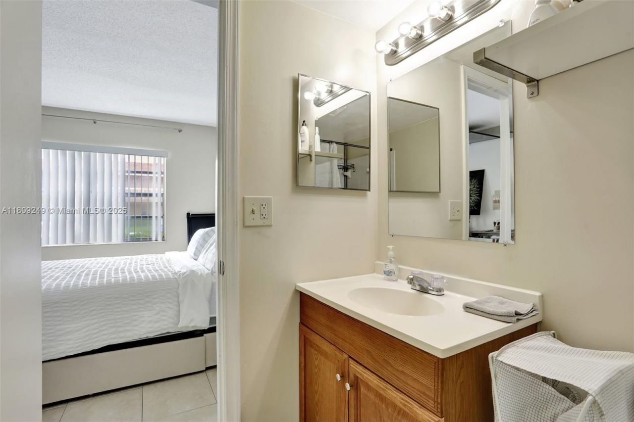 826 Twin Lakes Dr, Unit 18-D, Coral Springs, FL 33071 Photo